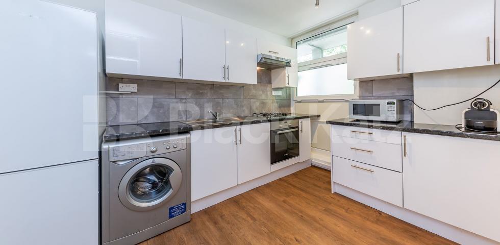 			LARGE 3 /4 BED IN EUSTON!, 4 Bedroom, 1 bath, 1 reception Flat			 Compton Close, EUSTON / CAMDEN